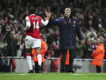 Wenger felicita a Henry durante un partido del Arsenal Wenger felicita a Henry durante un partido del Arsenal
