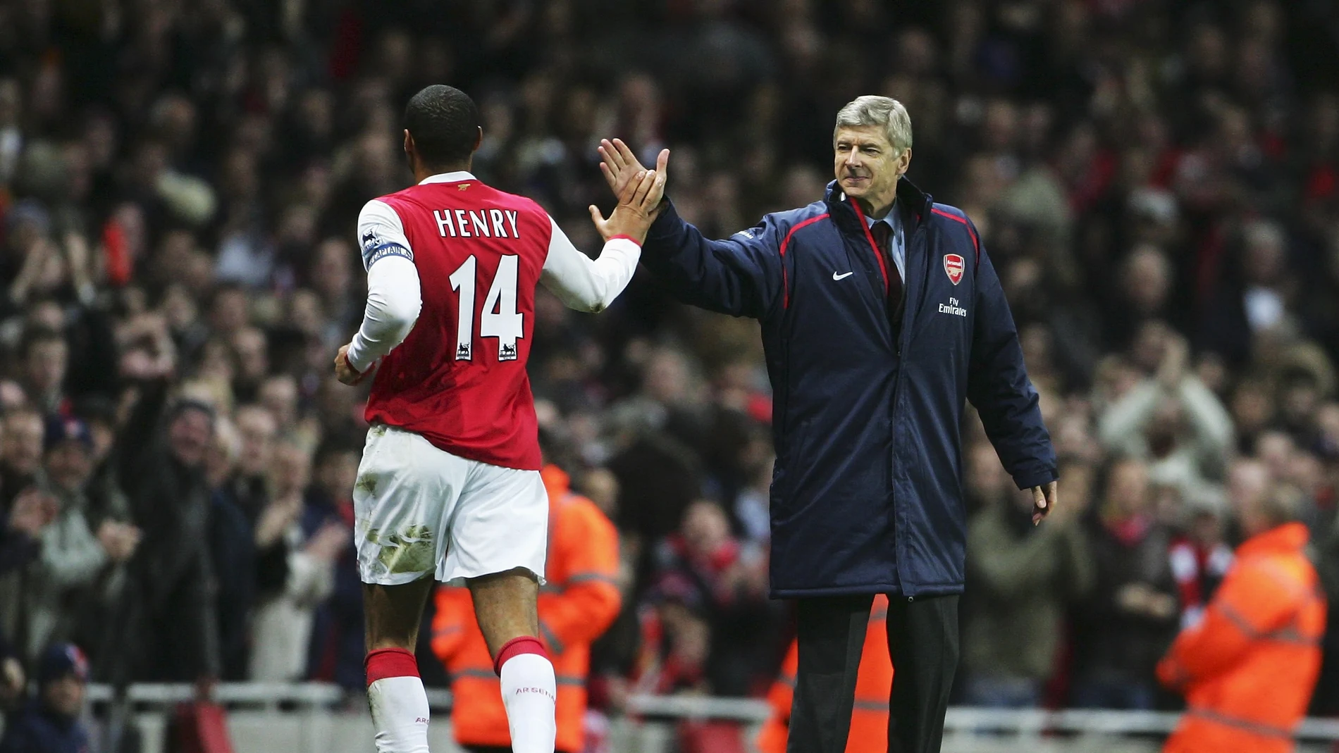 Wenger felicita a Henry durante un partido del Arsenal Wenger felicita a Henry durante un partido del Arsenal