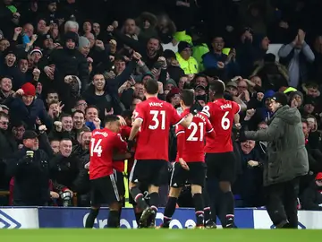 Los jugadores del United celebran con su afición el gol de Martial ante el Everton Los jugadores del United celebran con su afición el gol de Martial ante el Everton