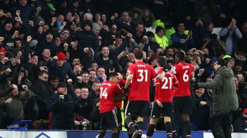 Los jugadores del United celebran con su afición el gol de Martial ante el Everton