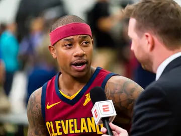Isaiah Thomas atiende a los medios en su presentación como jugador de los Cavaliers Isaiah Thomas atiende a los medios en su presentación como jugador de los Cavaliers