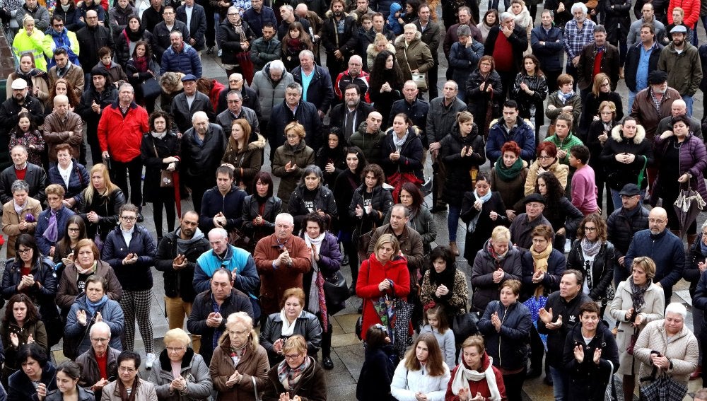 Los vecinos de la localidad coruñesa de Rianxo guardan un minuto de silencio para manifestar su dolor y repulsa por el suceso de la desaparición y muerte de Diana Quer.
