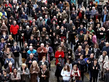 Los vecinos de la localidad coruñesa de Rianxo guardan un minuto de silencio para manifestar su dolor y repulsa por el suceso de la desaparición y muerte de Diana Quer. Los vecinos de la localidad coruñesa de Rianxo guardan un minuto de silencio para manifestar su dolor y repulsa por el suceso de la desaparición y muerte de Diana Quer.