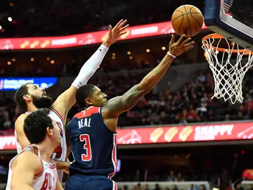 Beal entra a canasta ante la defensa de Mirotic Beal entra a canasta ante la defensa de Mirotic