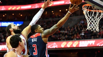 Beal entra a canasta ante la defensa de Mirotic