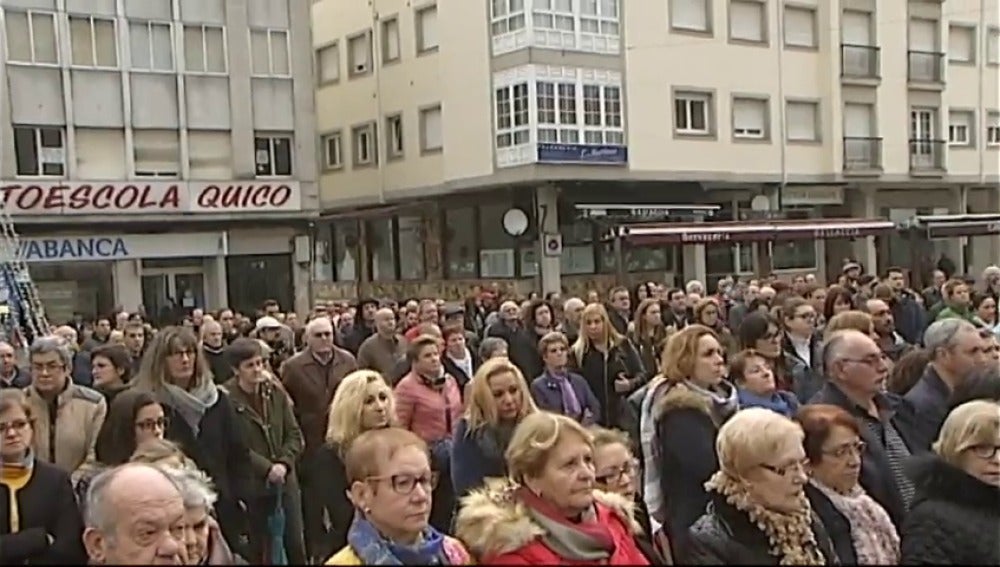 Multitudinaria concentración en Rianxo en repulsa por el crimen de Diana Quer