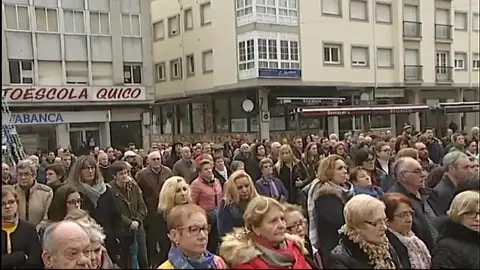 Multitudinaria concentración en Rianxo en repulsa por el crimen de Diana Quer Multitudinaria concentración en Rianxo en repulsa por el crimen de Diana Quer