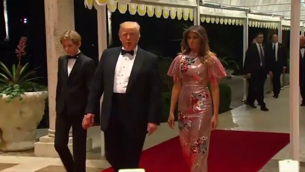 Trump despide su primer año como presidente de EEUU en su club de golf en Palm Beach