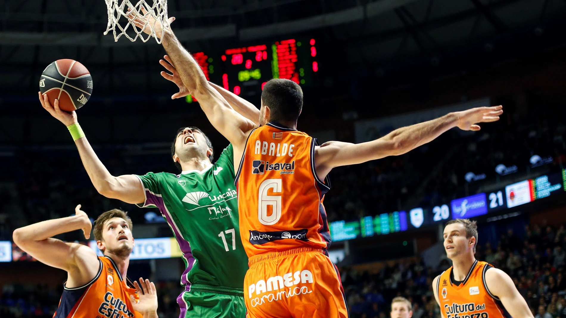 Shermadini intenta tirar a canasta ante Abalde Shermadini intenta tirar a canasta ante Abalde