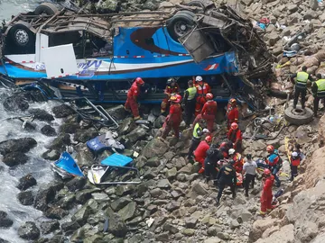 Caída de autobús a acantilado en el norte de Lima Caída de autobús a acantilado en el norte de Lima