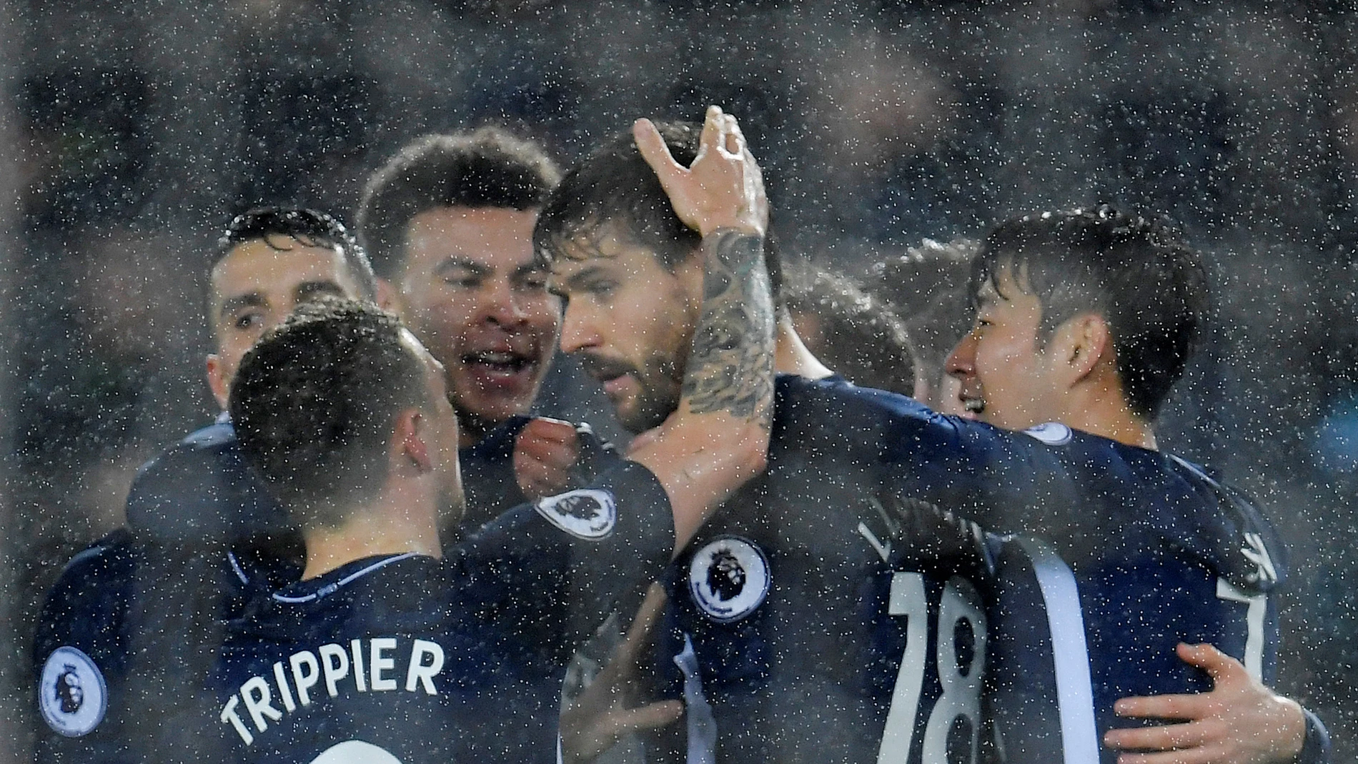 Los jugadores del Tottenham celebran con Llorente su gol ante el Swansea Los jugadores del Tottenham celebran con Llorente su gol ante el Swansea