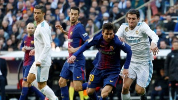 Messi intenta zafarse de la defensa del Real Madrid