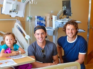 Zac Efron y su hermano Dylan Efron Zac Efron y su hermano Dylan Efron