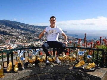 Cristiano Ronaldo presume de trofeos en Funchal 