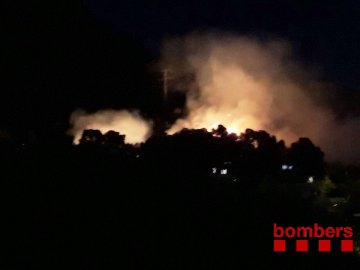 Imagen del incendio forestal en Castelldefels