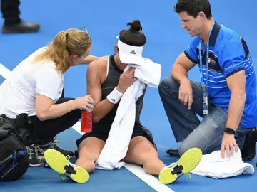 Garbiñe Muguruza siendo atendida por las asistencias en Brisbane Garbiñe Muguruza siendo atendida por las asistencias en Brisbane