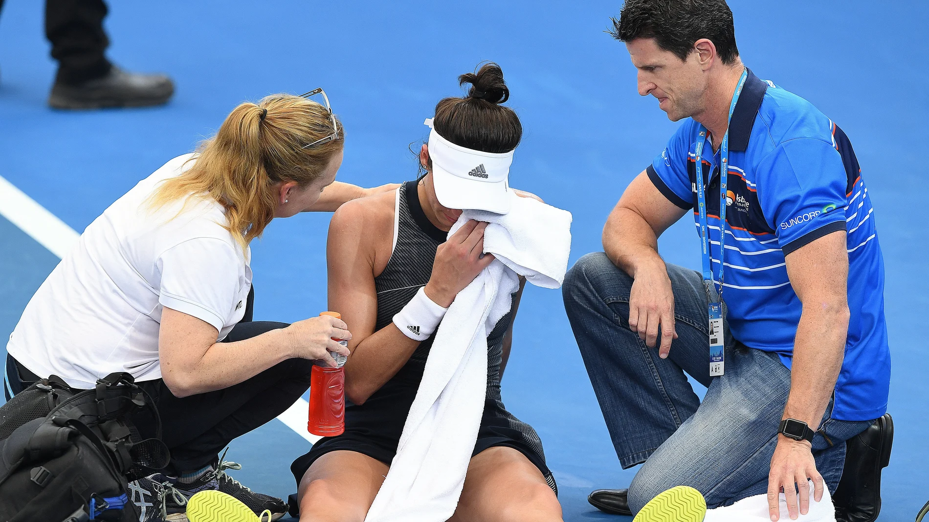 Garbiñe Muguruza siendo atendida por las asistencias en Brisbane Garbiñe Muguruza siendo atendida por las asistencias en Brisbane