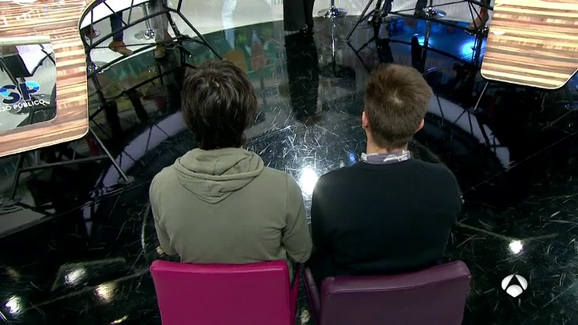 Los dos jóvenes que auxiliaron a la joven que denunció un intento de secuestro el pasado Día de Navidad en Boiro Los dos jóvenes que auxiliaron a la joven que denunció un intento de secuestro el pasado Día de Navidad en Boiro