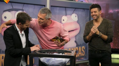 Manolo Sarria lleva la suerte a una persona del público de 'El Hormiguero 3.0'