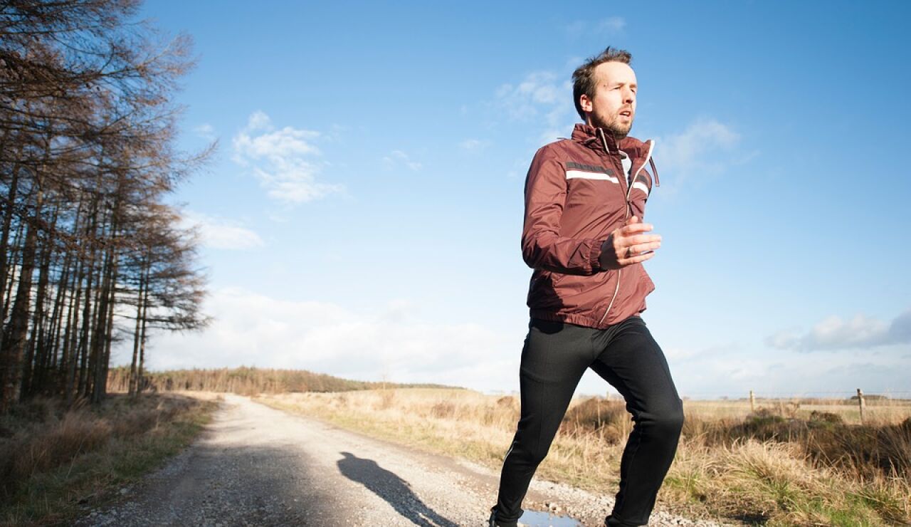 Un hombre corriendo 