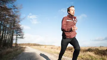 Un hombre corriendo Un hombre corriendo
