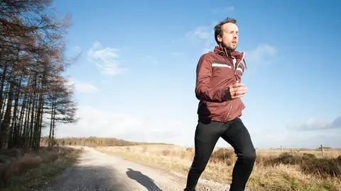 Un hombre corriendo Un hombre corriendo