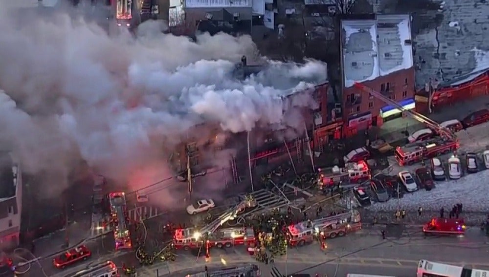 Doce heridos en un incendio que ha afectado a un bloque de apartamentos en Nueva York