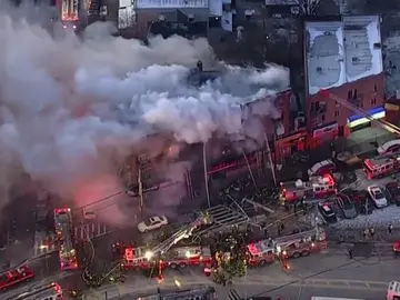 Doce heridos en un incendio que ha afectado a un bloque de apartamentos en Nueva York Doce heridos en un incendio que ha afectado a un bloque de apartamentos en Nueva York