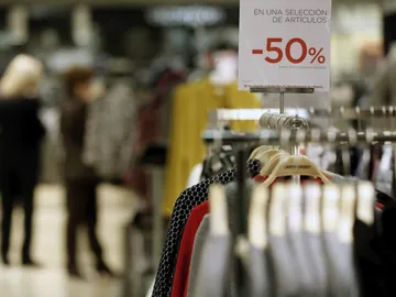Imagen de archivo de rebajas en la venta de ropa. Imagen de archivo de rebajas en la venta de ropa.