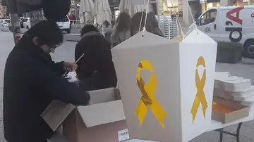 Adornos con el lazo amarillos en Vic Adornos con el lazo amarillos en Vic