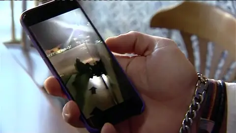 Un pasajero abre la puerta de emergencias del avión y sale caminando por el ala tras aterrizar en Málaga Un pasajero abre la puerta de emergencias del avión y sale caminando por el ala tras aterrizar en Málaga