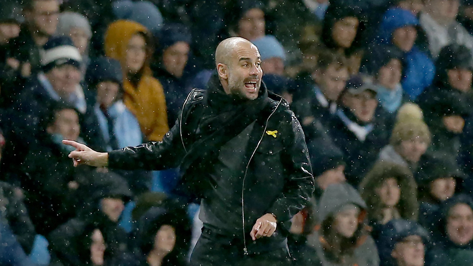 Pep Guardiola durante un partido de la Premier Pep Guardiola durante un partido de la Premier
