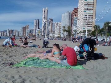 Varias personas disfrutan del calor en la playa de Benidorm