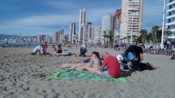Varias personas disfrutan del calor en la playa de Benidorm