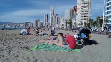 Varias personas disfrutan del calor en la playa de Benidorm Varias personas disfrutan del calor en la playa de Benidorm