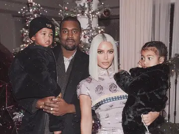 Kim Kardashian junto a su marido y sus hijos Kim Kardashian junto a su marido y sus hijos