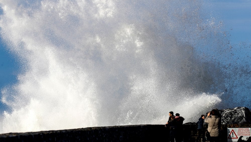 Varias personas son sorprendidas por una gran ola en el espigón del Kursaal de San Sebastián