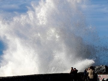 Varias personas son sorprendidas por una gran ola en el espigón del Kursaal de San Sebastián