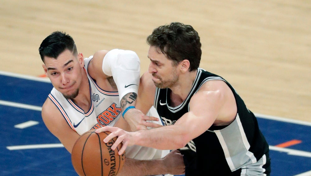 Willy y Pau pelean un balón en el Madison