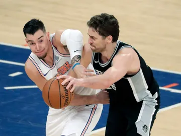 Willy y Pau pelean un balón en el Madison Willy y Pau pelean un balón en el Madison