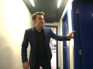 Arturo Valls acompaña a un concursante al baño porque no aguanta más Arturo Valls acompaña a un concursante al baño porque no aguanta más