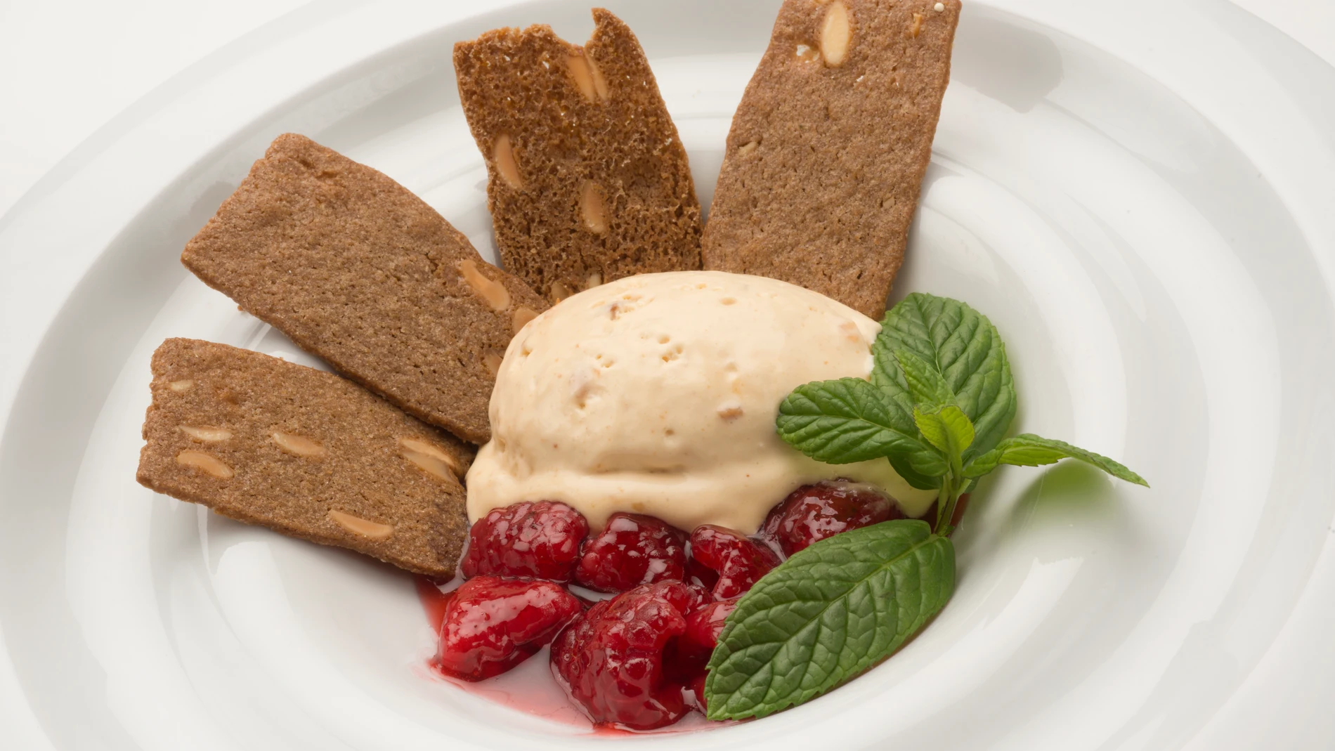 Helado de turrón con frambuesas