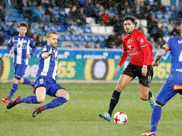 Los jugadores de Alavés y Formentera disputan la posesión del balón Los jugadores de Alavés y Formentera disputan la posesión del balón