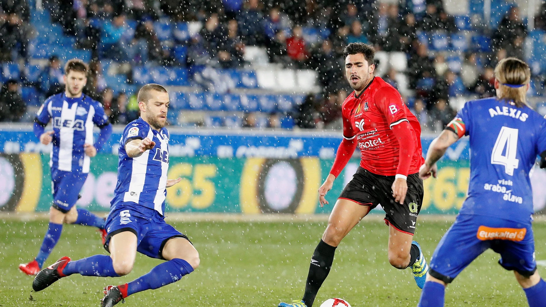 Los jugadores de Alavés y Formentera disputan la posesión del balón Los jugadores de Alavés y Formentera disputan la posesión del balón