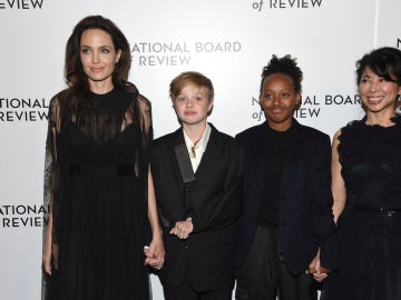 Angelina Jolie junto a sus hijas Shiloh y Zahara