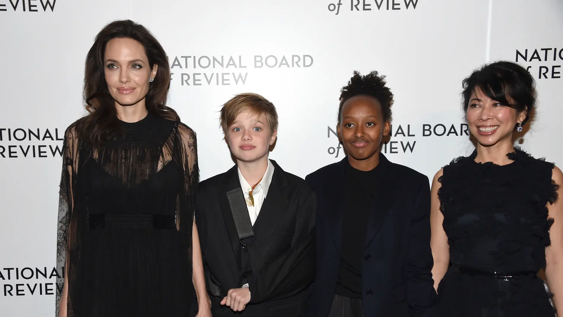 Angelina Jolie junto a sus hijas Shiloh y Zahara