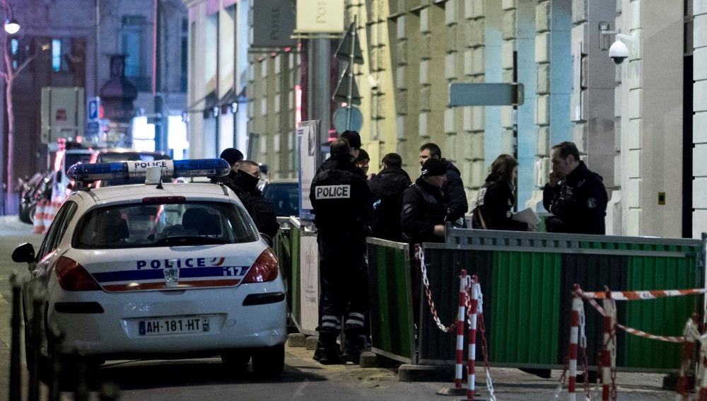 Agentes de policía trabajan en la entrada posterior del Hotel Ritz