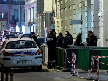 Agentes de policía trabajan en la entrada posterior del Hotel Ritz Agentes de policía trabajan en la entrada posterior del Hotel Ritz