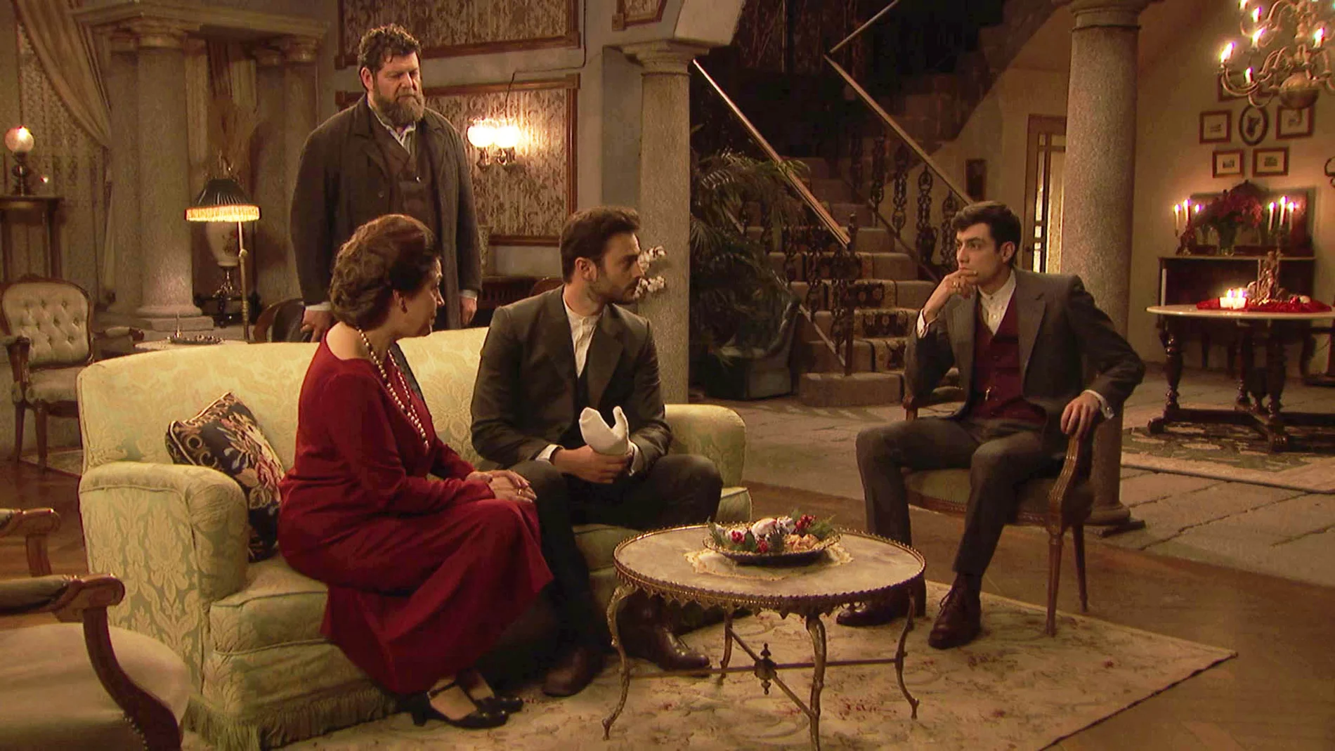 Doña Francisca habla con Saúl y Prudencio.