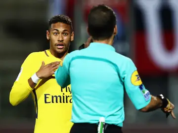 Neymar protesta una decisión arbitral Neymar protesta una decisión arbitral